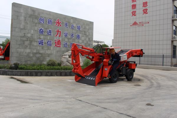 客戶來永力通提車,我們放鞭炮送行,因?yàn)檫@是責(zé)任的開始!